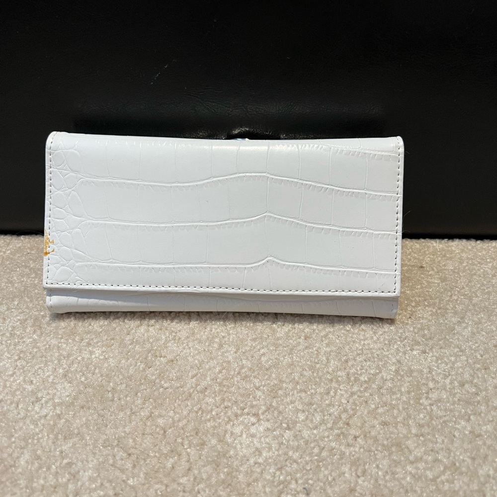 Elegant White Crocodile-Embossed Women's Wallet